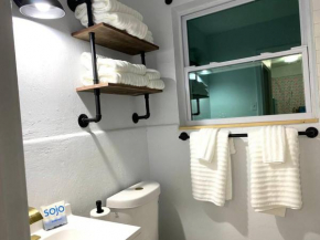 Pineapple Shores Retro Inn 5
